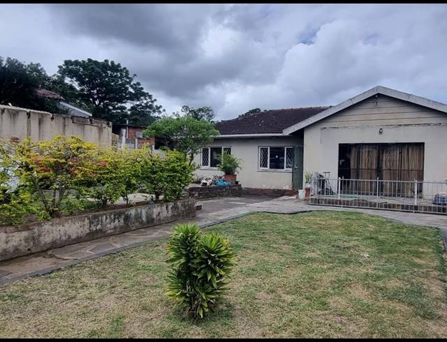 5 BEDROOM HOUSE FOR SALE IN SEA VIEW